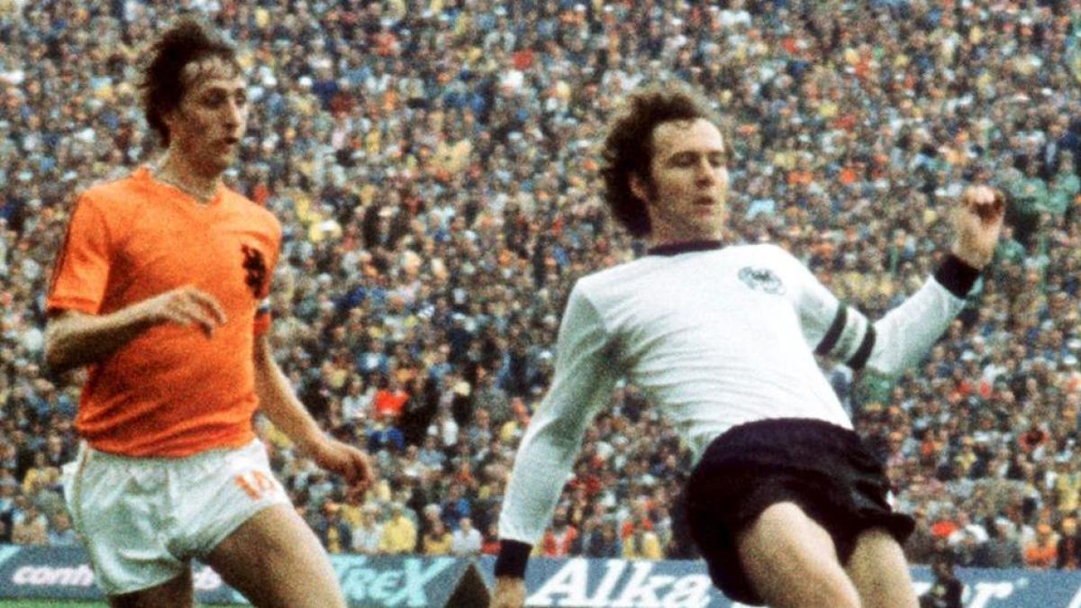 Johan Cruyff, junto a Frank Beckenbauer, en la final del Mundial de Alemania '74 (Foto: mundodeportivo.com)