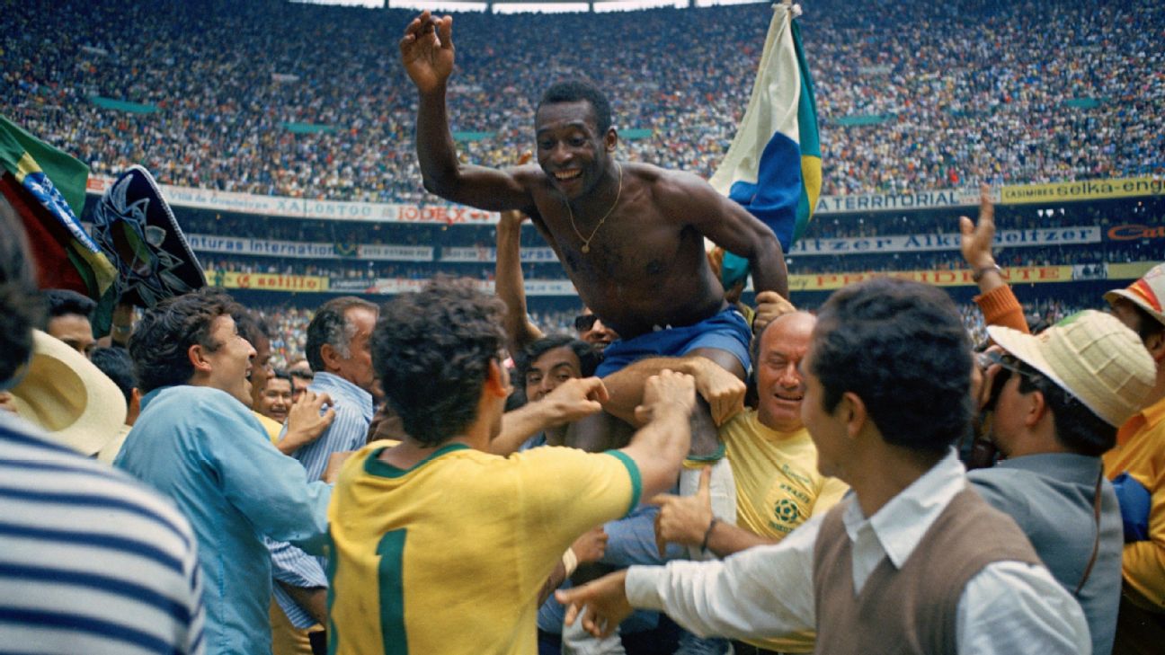 Pelé, llevado a hombros por sus compañeros tras ganar el Mundial México '70 (Foto: espndeportes.espn.com)